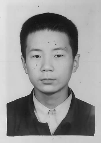 1995年高中毕业证照片是黑白的吗？